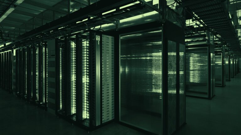 Gangpad tussen serverkasten in een datacenter
