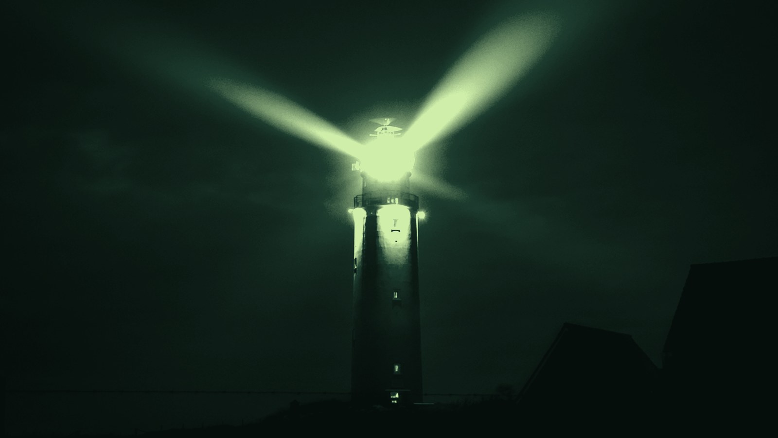 Vuurtoren die in het donker twee lichtbundels uitzendt
